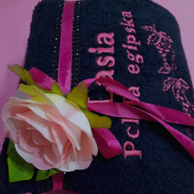 czarny ręcznik z dedykacją na prezent